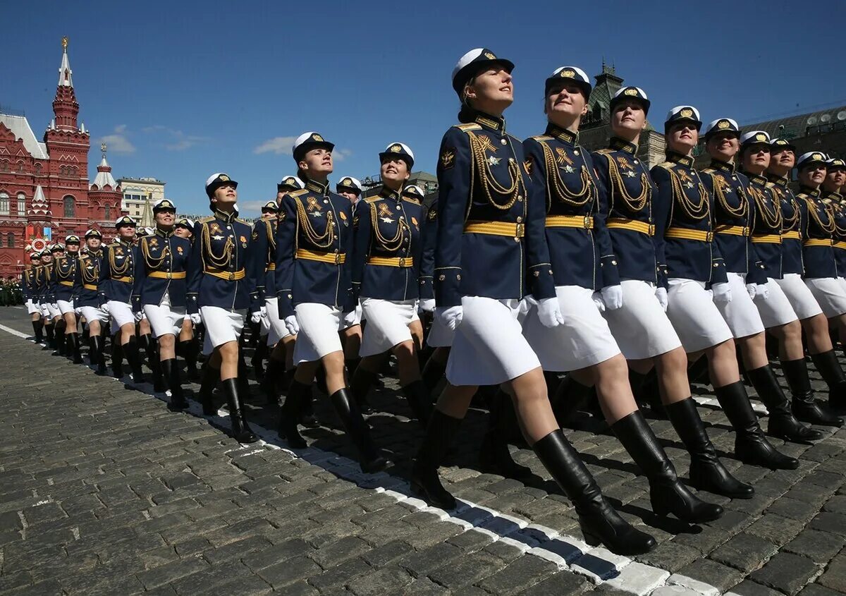 Парад Победы 2017 в Москве. Женщины военнослужащие на параде. Военные на параде Победы. Девушки на параде в Москве. Парад перенес