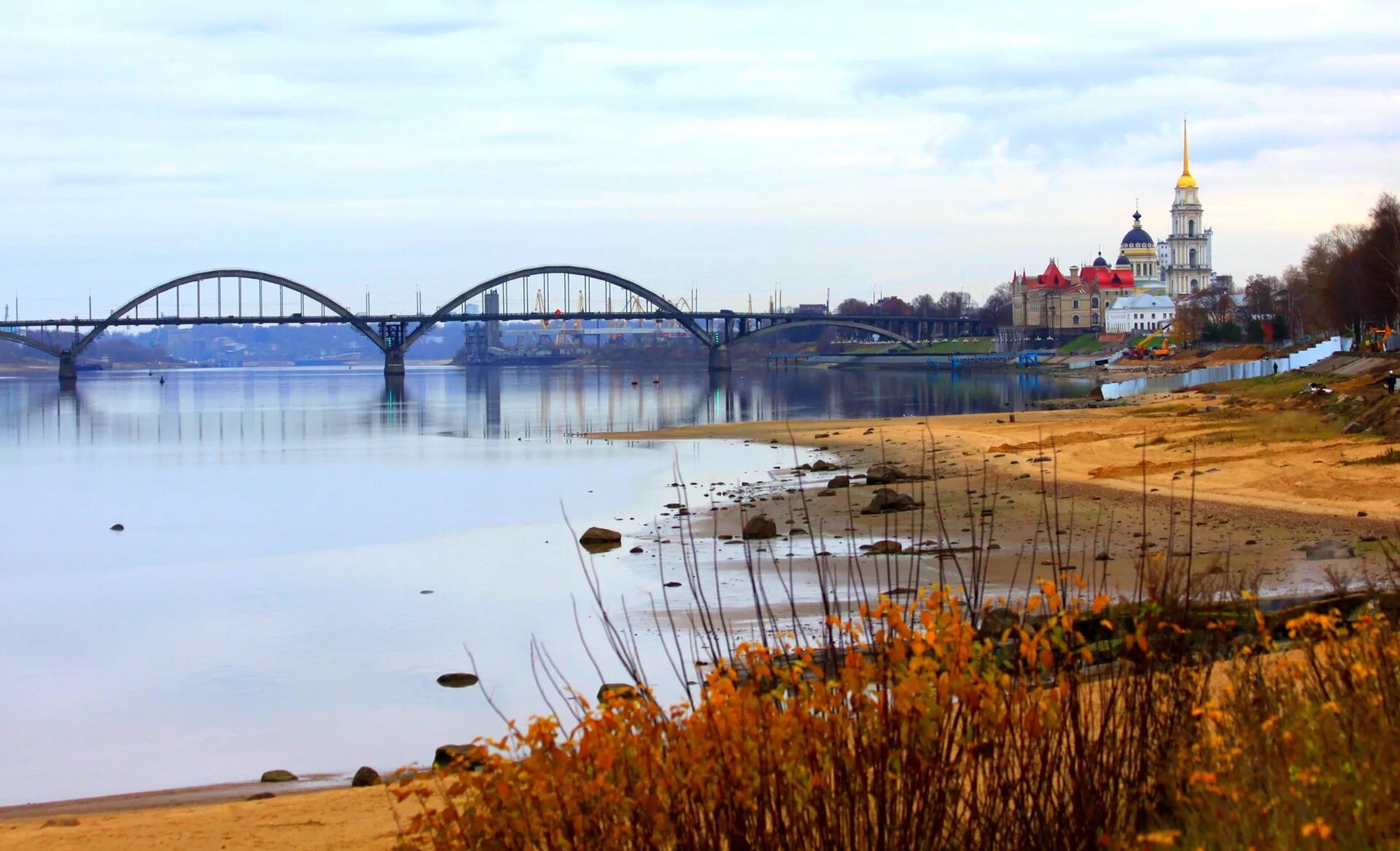 Городской сайт рыбинска. Река Волга Рыбинск. Городской округ город Рыбинск. Рыбинск Ярославская область осень. Набережная Волги Рыбинск.