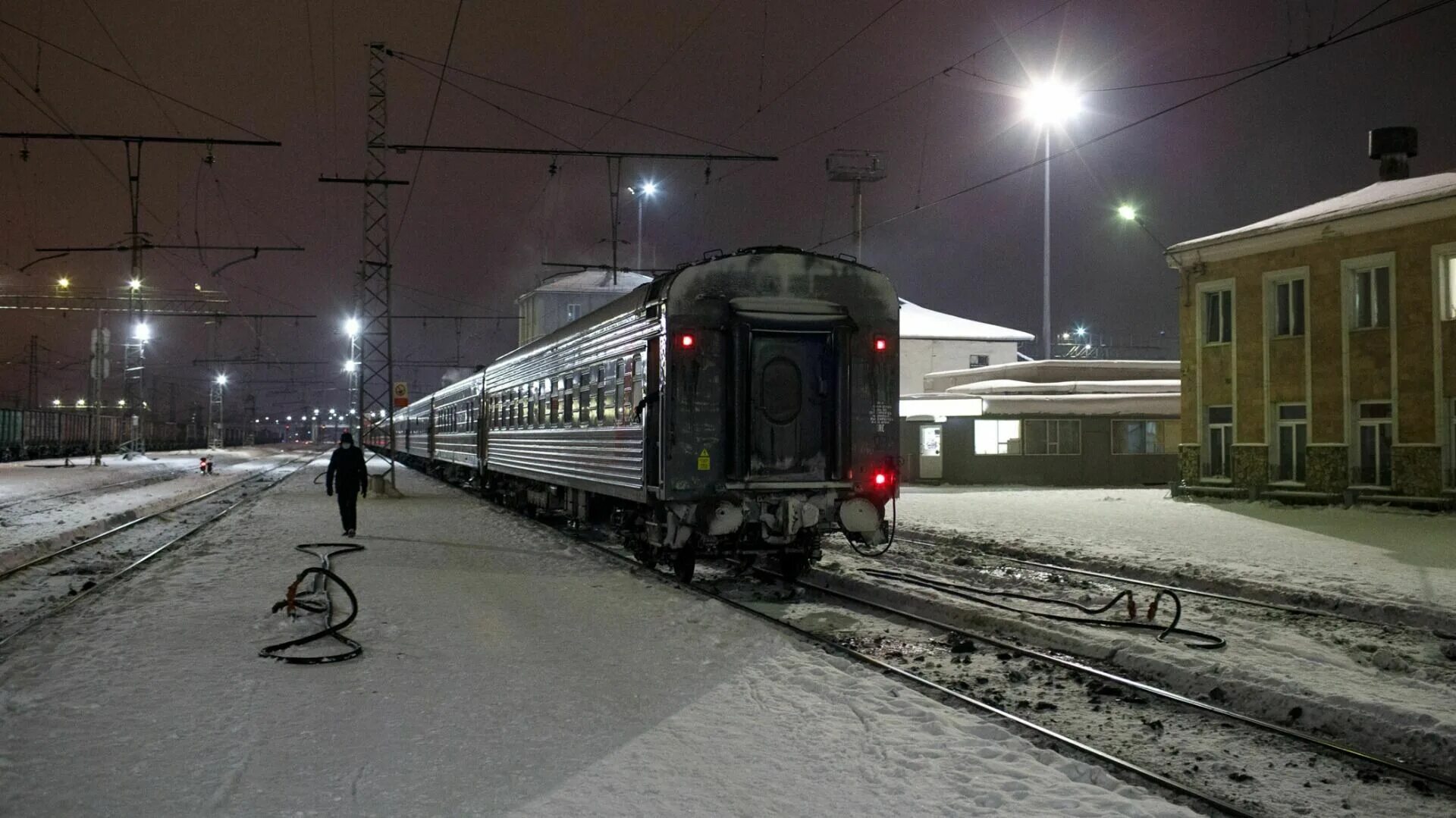 Поезд 12 новый уренгой. Поезд Сургут Куть Ях. Российские поезда. Железнодорожная авария. Электричка ночью.