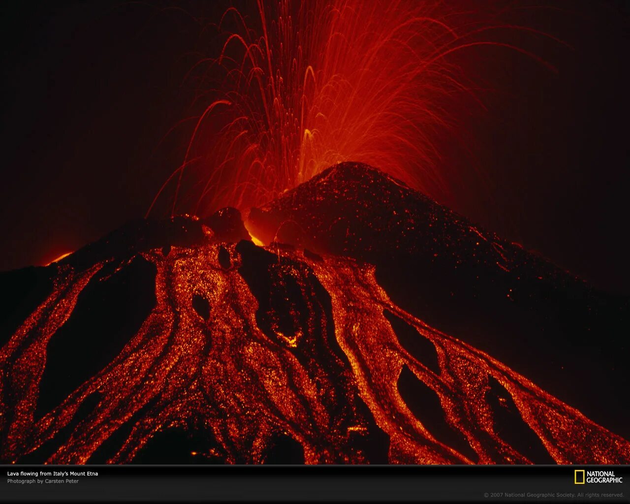 Вулканы извержение вулканов. Лава магма. Магма вулкана. Магма лава Эстетика. Тревога вулкан