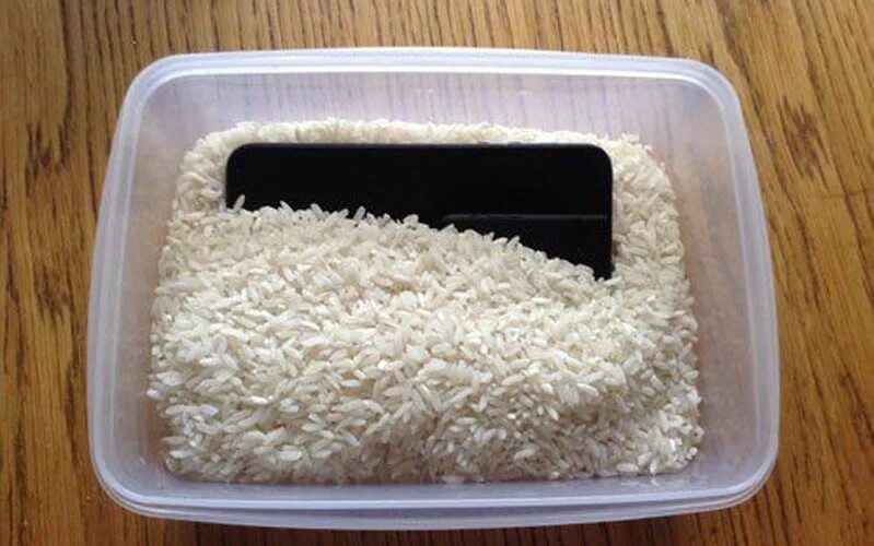 Что можно положить в рис. Айфон в рисе. Смартфон в рисе. Телефон в рис просушить. Контейнер для риса.