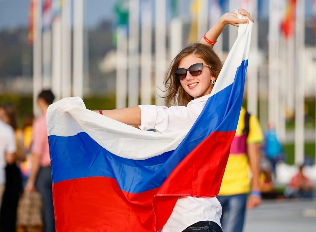 Девочка с российским флагом. Красивые девушки с российским флагом. Девушка с флагом. Девушка машет флагом. Американский патриотизм.