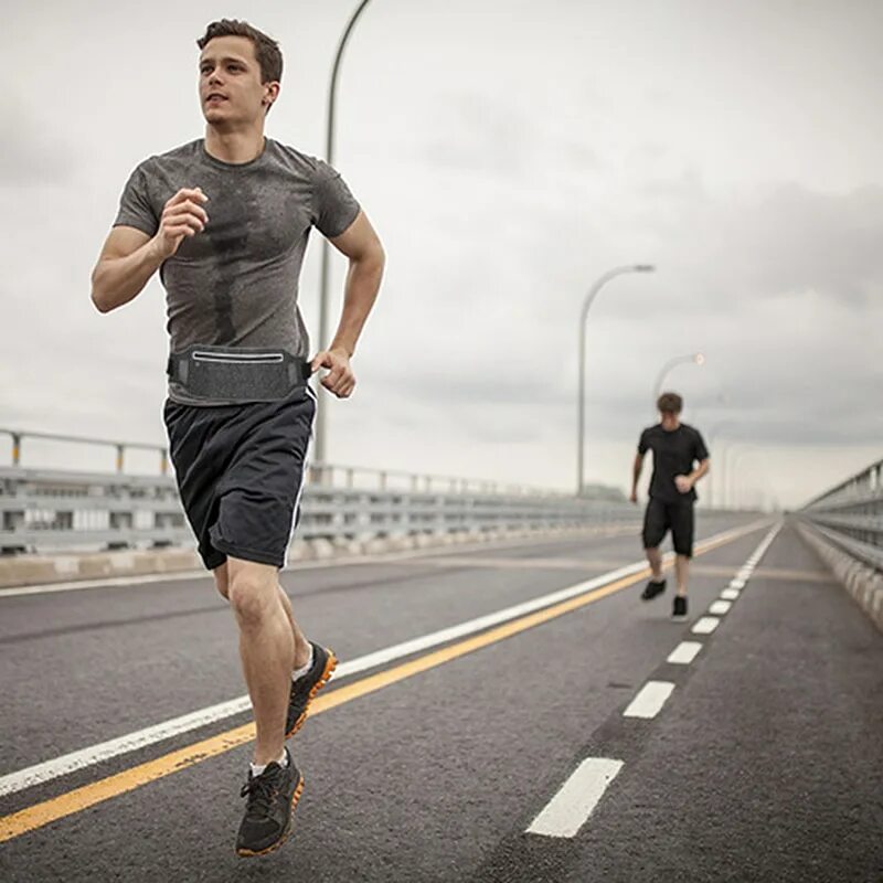 спортсмен бежит. спортсмен бежит. утренняя пробежка. бегущий человек. мужчина бежит.