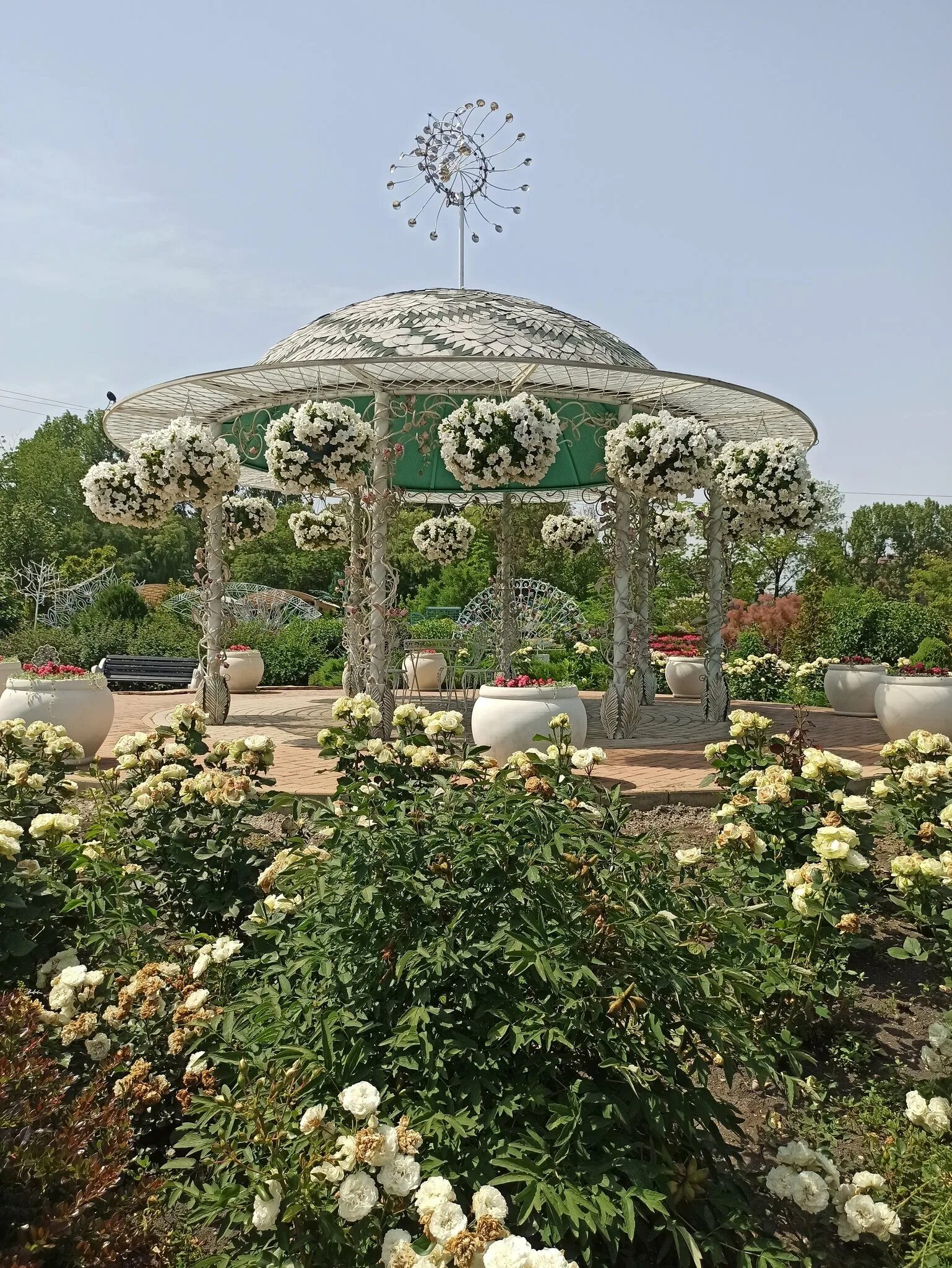 Зелёный квартал иноземцево. Иноземцево железноводск. Иноземцево цветы. Иноземцево цветы. Парк зелёный квартал иноземцево.