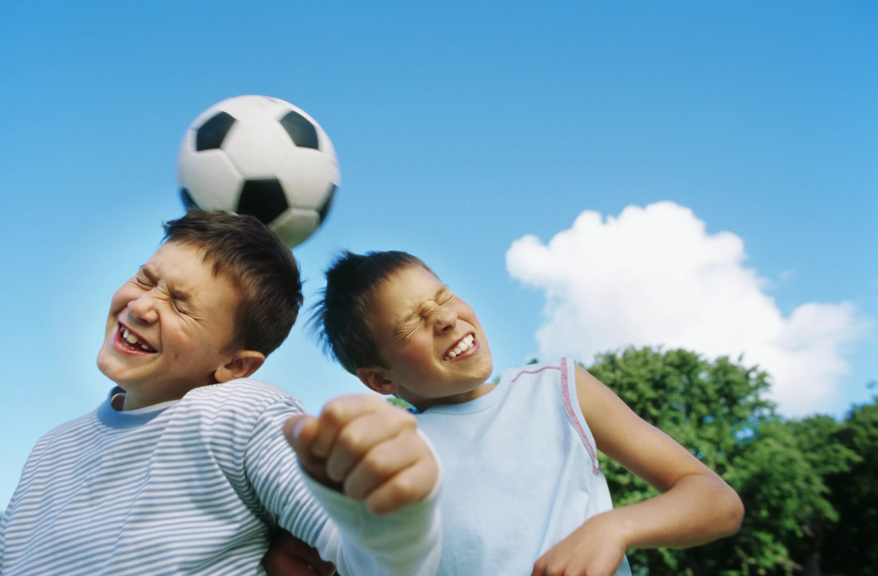 Футбол дети. Родители и дети футбол. Мальчик играет в футбол. Радость родителей юных футболистов.
