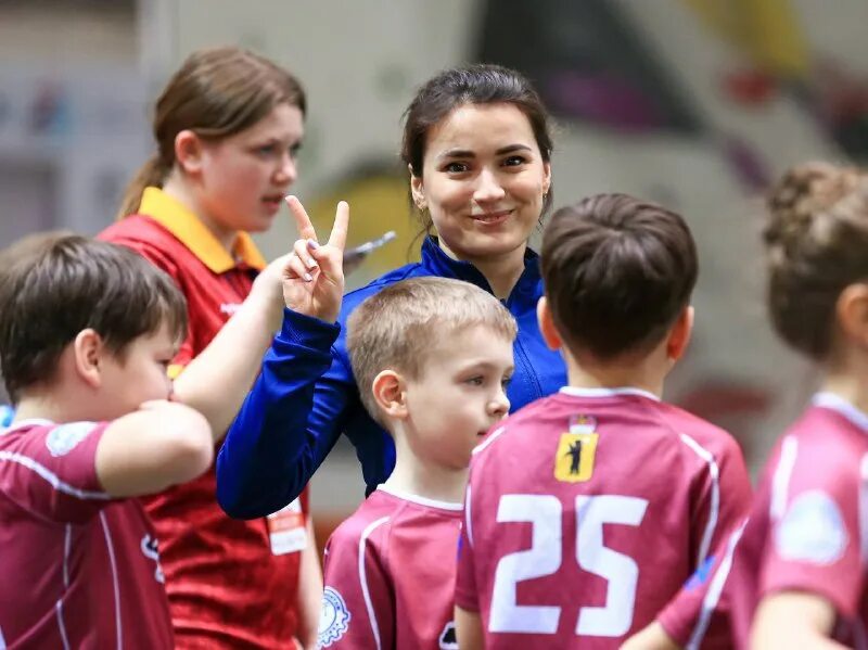 Футболика свой центр на пресне. Футбол дети. Тренер детской команды. Футбол дети. Урок физической культуры.