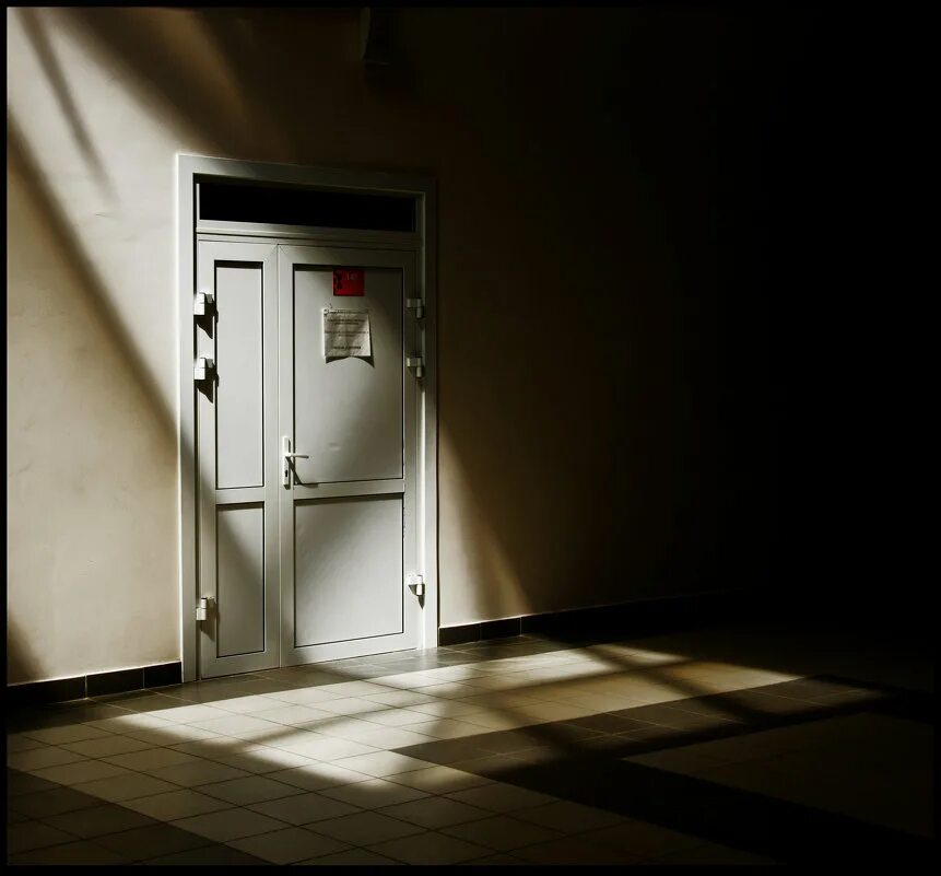 открытые двери. двери закрываются. аниме дверь. запри дверь. закрытая дверь.