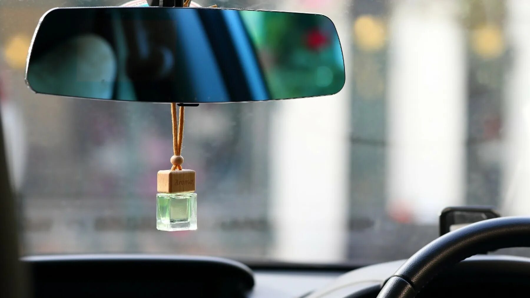 Ваз висевших в воздухе. Ароматизатор car Freshener Air. Ароматизаторы в машину на зеркало. Освежитель воздуха в машину на зеркало. Вонючки на зеркале авто.