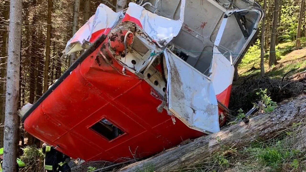 Моттароне канатная дорога. Канатная дорога италия катастрофа. Падение кабины канатной дороги в италии. Канатная дорога италия катастрофа. В италии погибли 13 человек на канатной дороге.