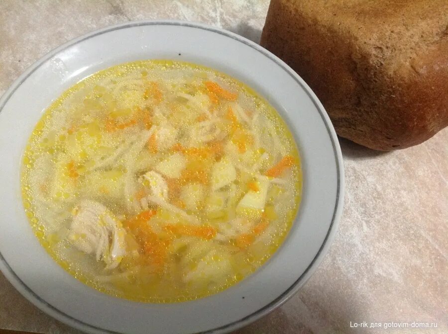 Суп в домашних условиях из курицы. Суп куриный вермишелевый. Куриный суп с вермишелью. Тарелка куриного супа. Суп вермишелевый на курином бульоне.