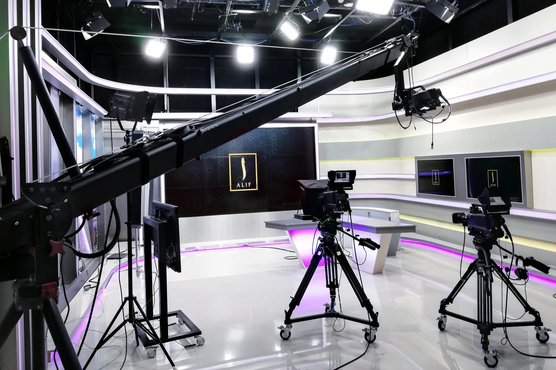 видеооператор с камерой. видеостудия фото. продакшн студия. студия для видеосъемки. видеостудия фото.