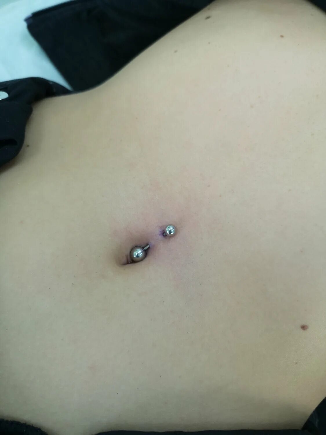 магазин пирсинга красноярск. пирсинг красноярск салоны. вертикальный прокол капюшона. пирсинг красноярск. прокол крыла носа системой 75.