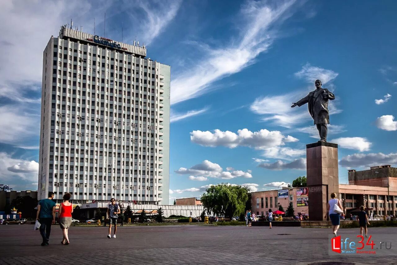 Погода городе волжский волгоградской области. Площадь Ленина Волжский. Площадь и памятник Ленина Волжский. Г.Волжский Волгоградская обл. Волжский Волгоградская.