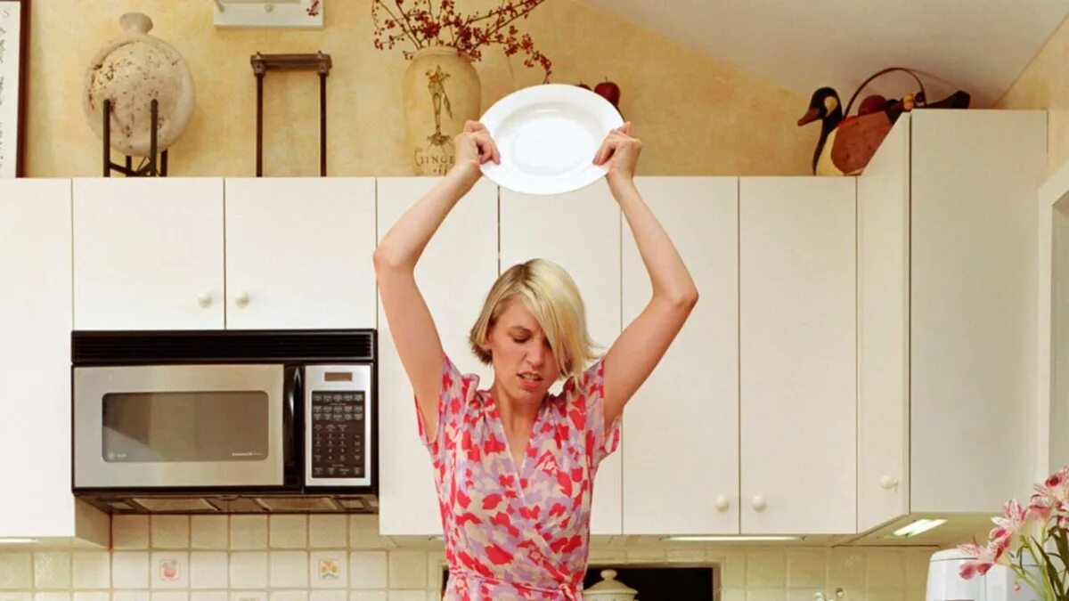 Женщины бьют посуду