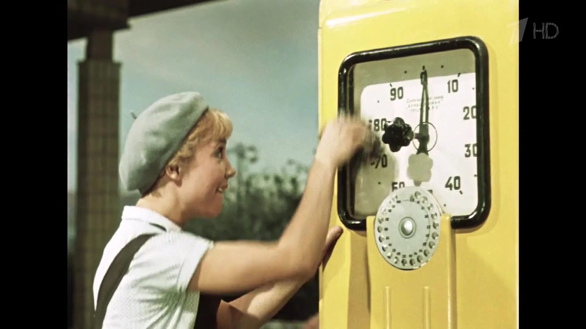 королева бензоколонки фильм 1962. королева бензоколонки фильм 1962. королева бензоколонки 1962 постер. королева бензоколонки фильм 1962 кадры. начальник королевы бензоколонки.