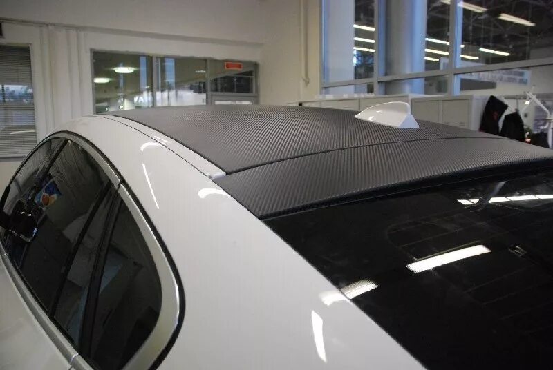 BMW карбоновая крыша f10. Карбон глянец пленка KPMF. Пленка на крышу автомобиля. Пленка на крышу черного автомобиля. Обтягиваем крышу пленкой