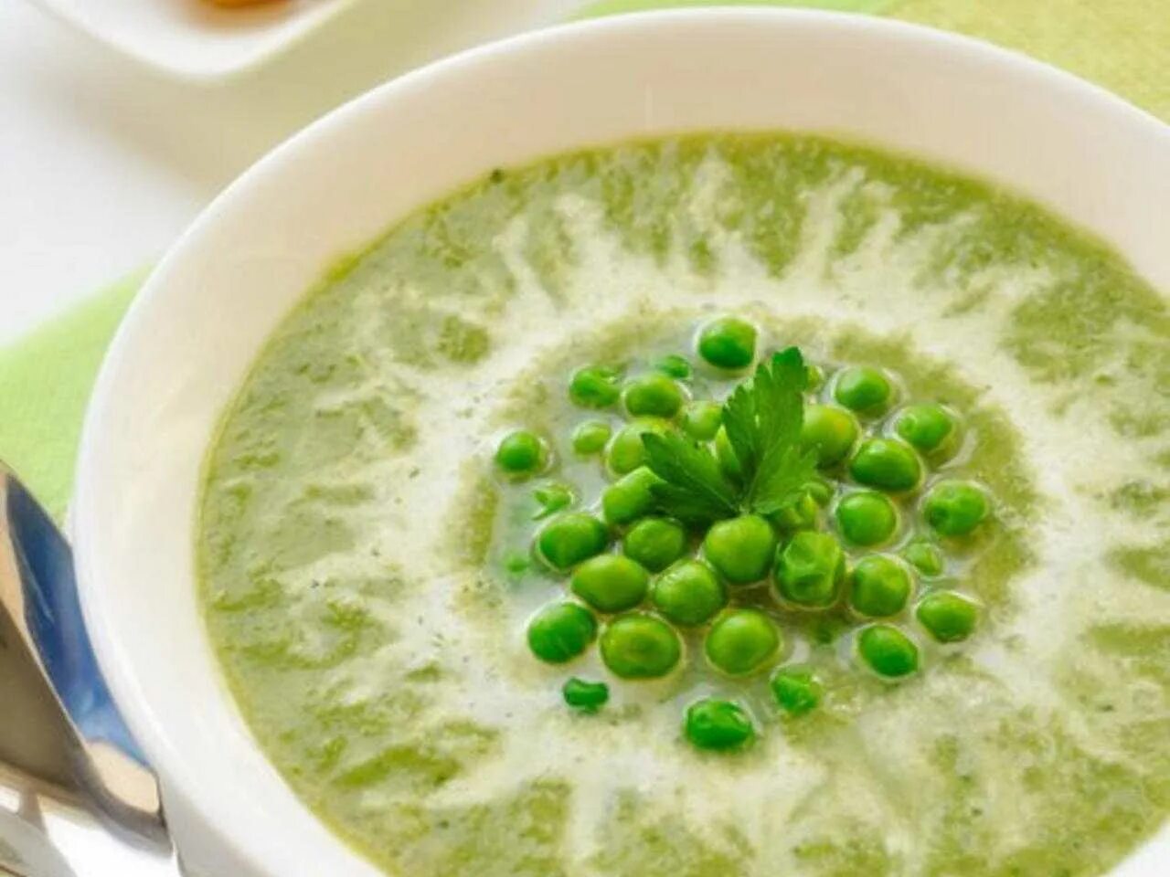 Суп пюре из горошка. Суп с зеленым горошком. Суп пюре из зеленого горошка. Пюре из зеленого горошка замороженного. Суп из зеленого гороха