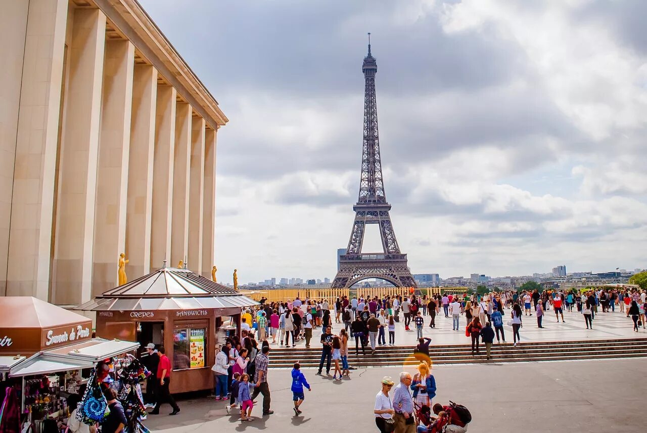 Франция изменилась. Париж и Эйфелева башня экскурсия. Париж Эйфелева башня тур. Париж Эйфелева башня туристы. Шанзелизе Париж туристы.