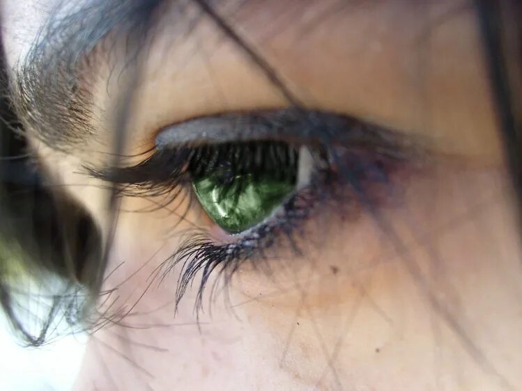 Зелёные глаза у девушек. Глаза девушки. Плачущие глаза. Заплаканные глаза девушки зеленые.