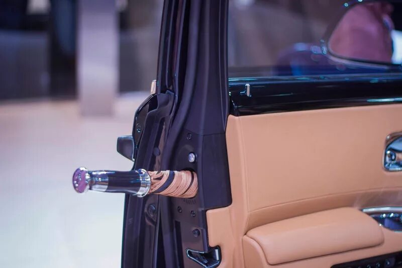 Зонтик роллс. Зонт из роллс ройса. Роллс ройс фантом зонтик. Зонт в двери rolls-royce. Зонт rolls royce оригинал.