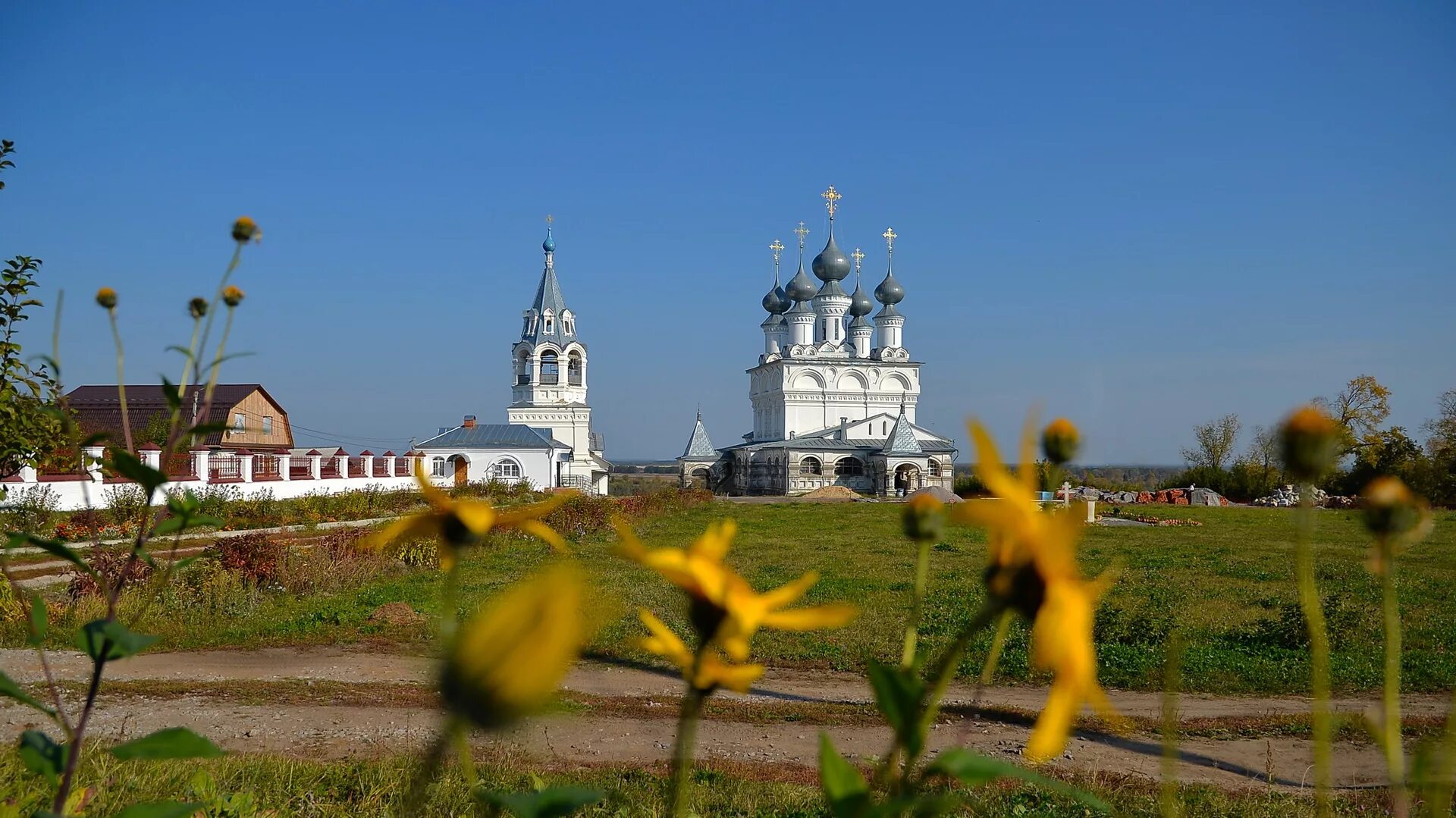 Муром в мае. Свято Воскресенский женский монастырь Муром. Воскресенский монастырь (Муром). Муром монастырь Ока. Муром Воскресенская Церковь.