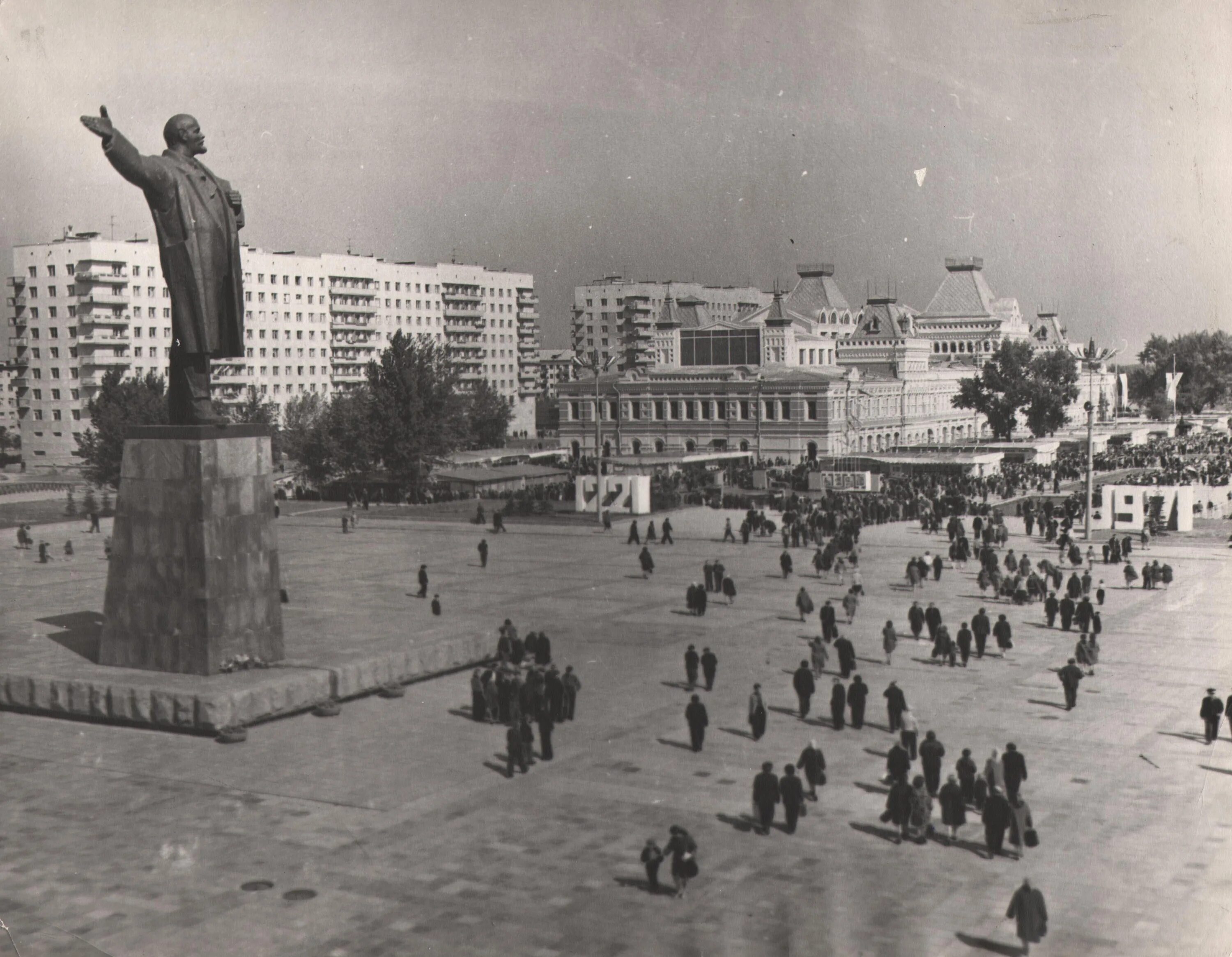 100 города советского. Памятник Ленину на площади Ленина (Нижний Новгород). Город Горький площадь Ленина. Площадь Горького Нижний Новгород в 80е. Площадь Ленина Нижний Новгород 1971.