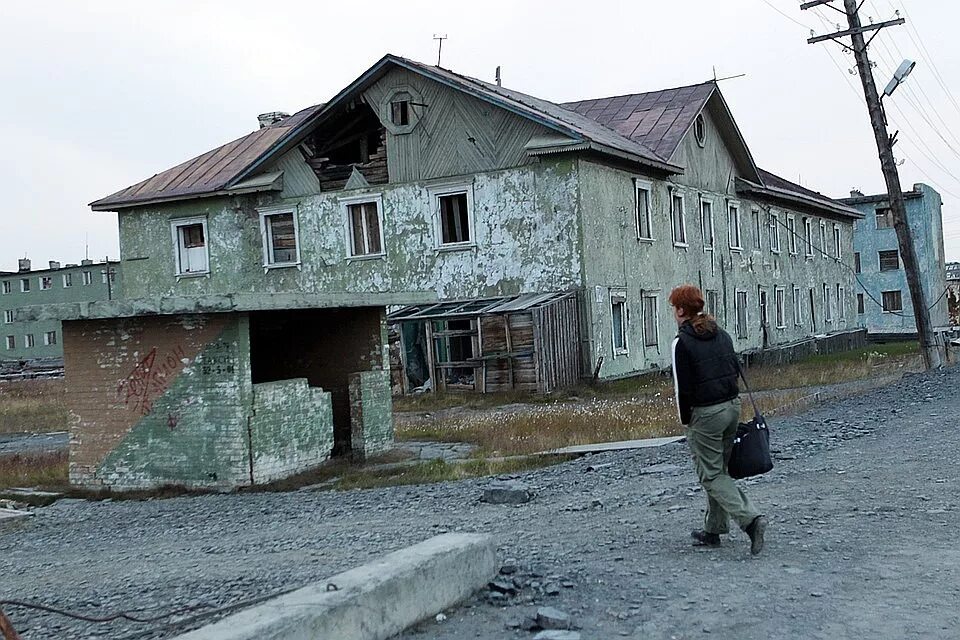 Расселение аварийного жилья новосибирск. Ветхое жилье в России. Ветхое и аварийное жилье. Переселение из ветхого жилья. Аварийный дом.