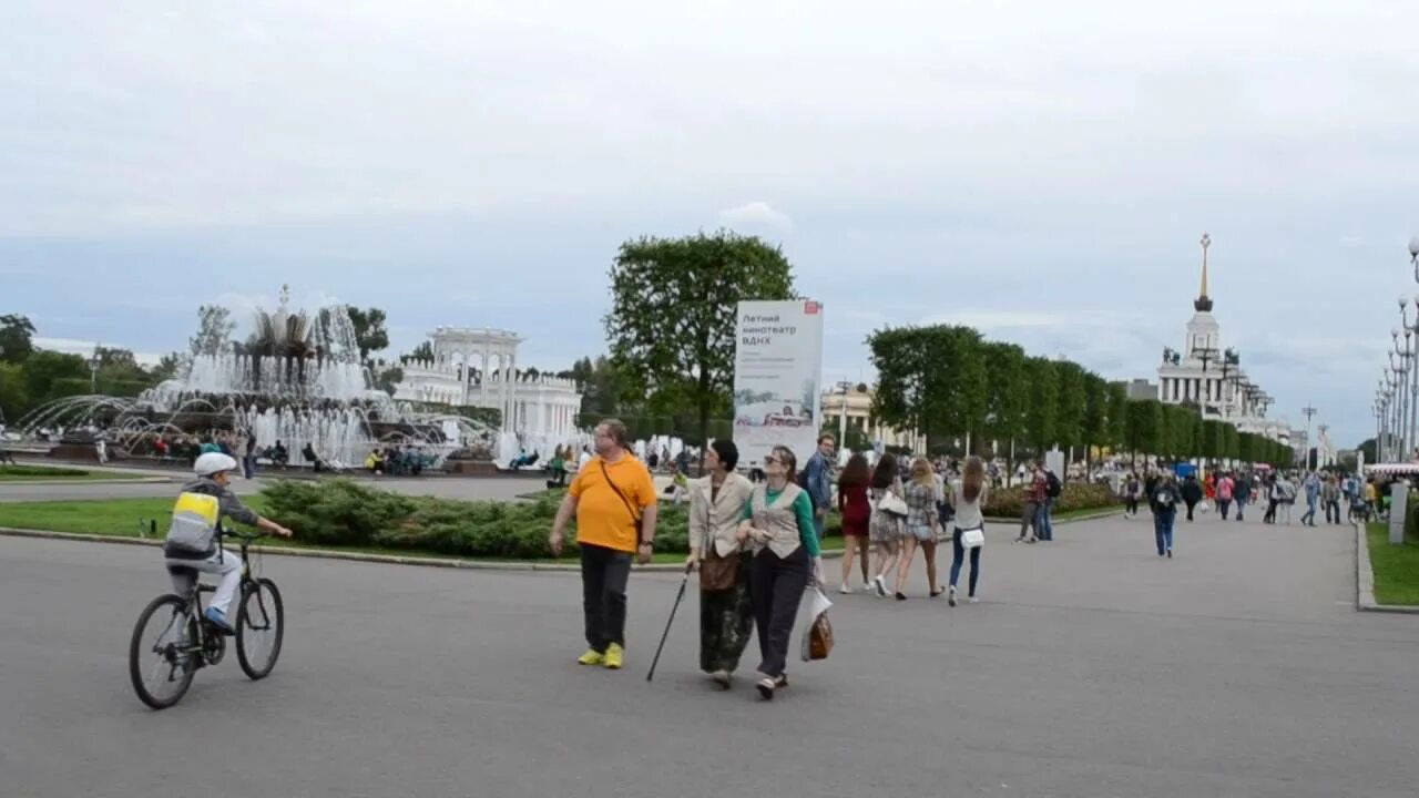 Вднх ролики напрокат. Велопрокат вднх. Много народу на самокате. Соревнования на самокатах. Дед на роликах вднх.
