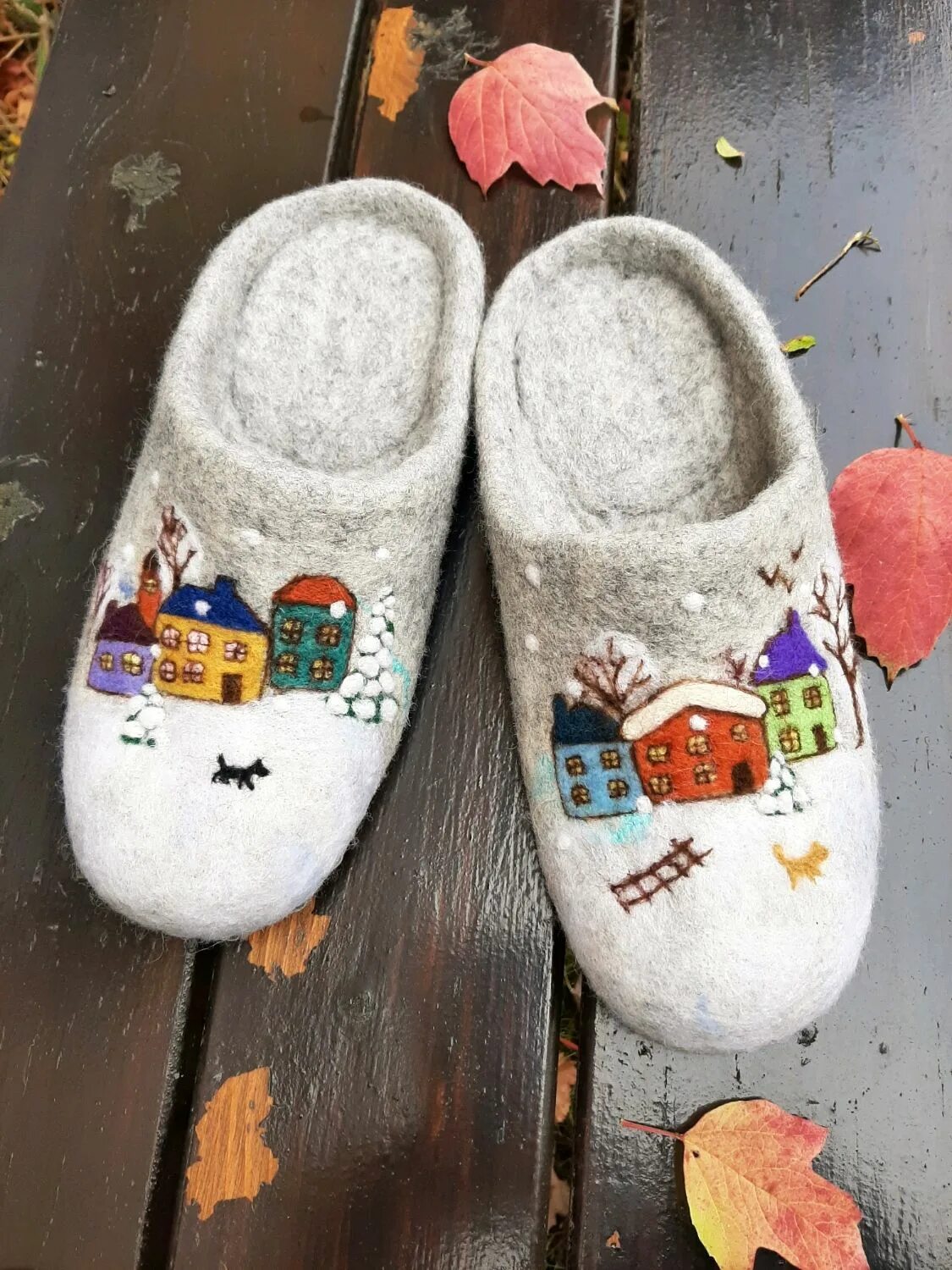 Кроссы тапочки. Город топки кемеровской области площадь. Надевает тапочки. Валяные кроссовки из шерсти. Тапочки валяные бирюза.