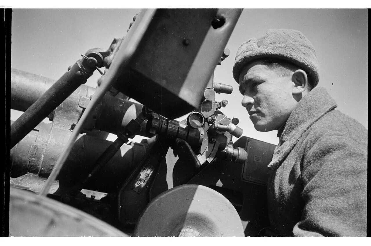 Наводчик ЗИС-3. 76 Мм пушка ВОВ. Наводчик артиллерийского орудия в годы ВОВ. 76 Мм пушка ВОВ 1941-1945.