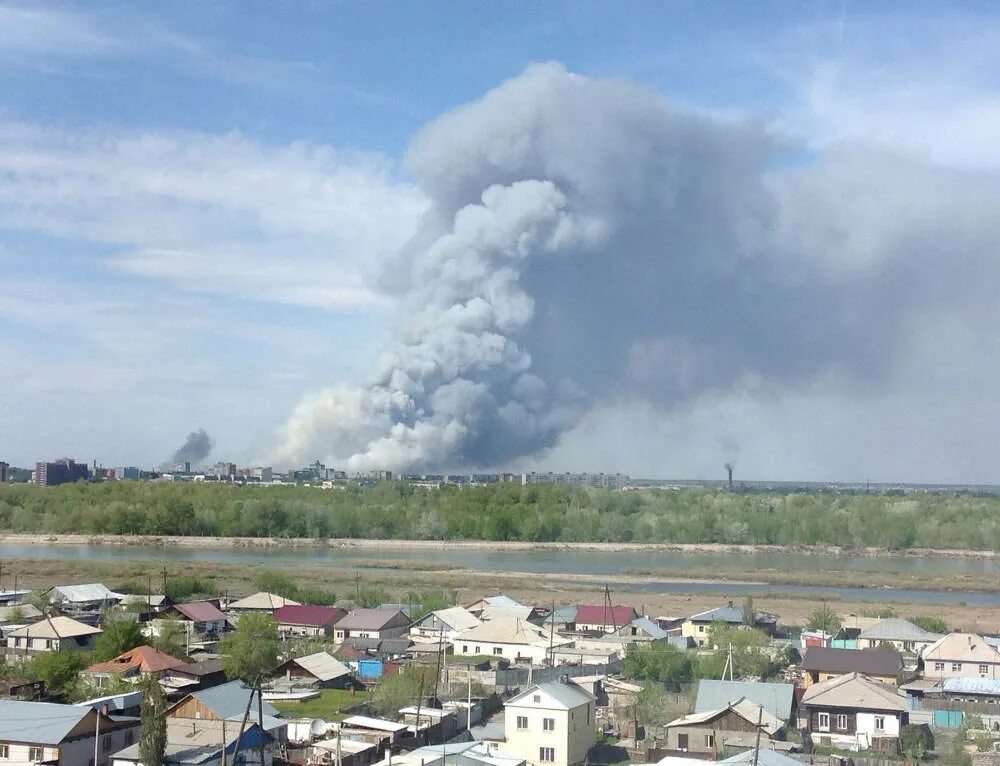 Погода семей по часам. Лесной пожар в Семее. Погода семей. Горит Бор в Семее. Семипалатинская область горит Сосновый Бор.