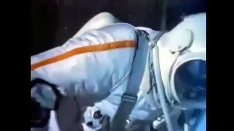 1965 год человек в открытом космосе. Выход в открытый космос Леонова 1965. Первый космонавт вышедший в космос. Пребывание в открытом космосе Леонова.