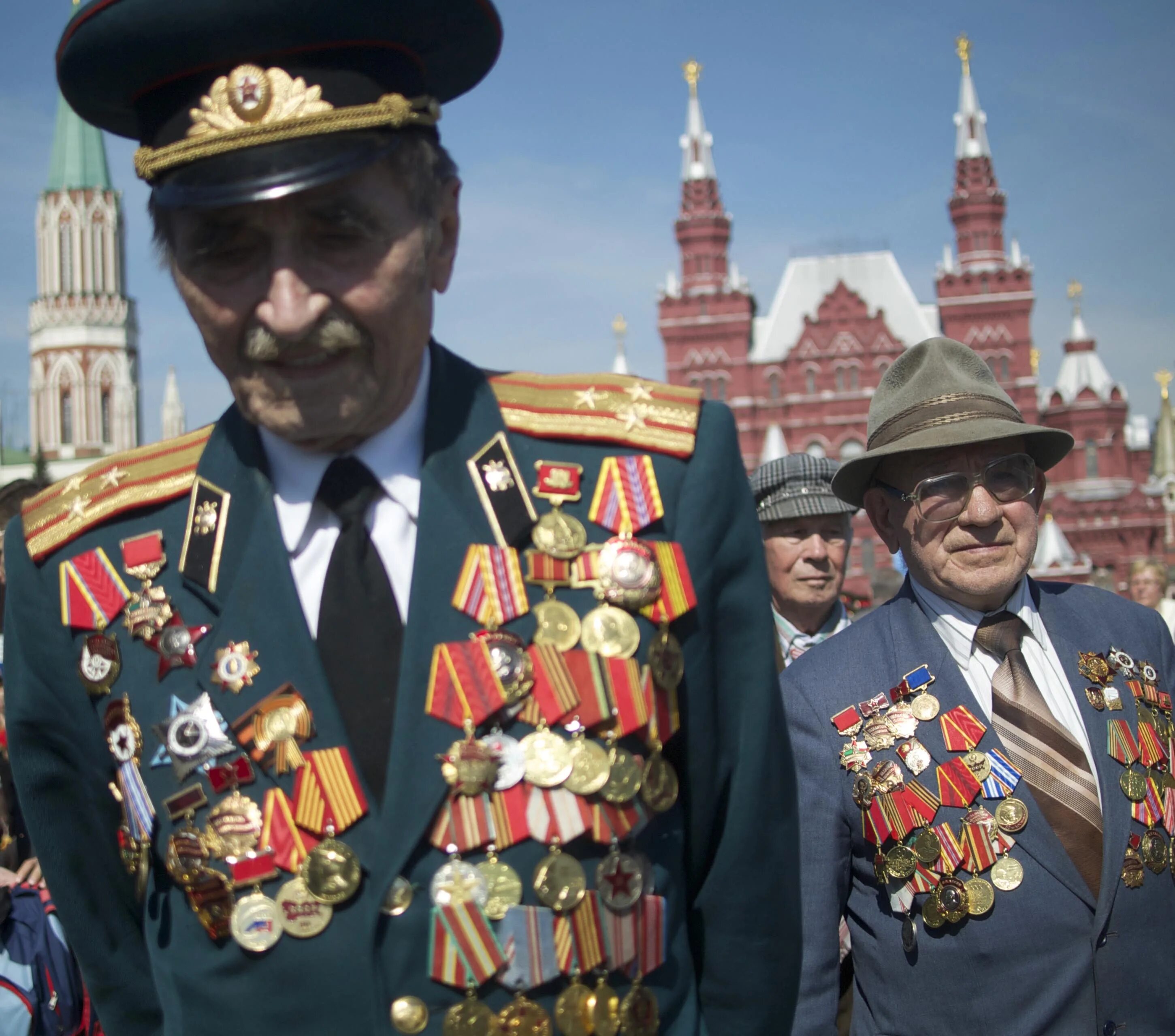 Парад победы в великой отечественной. Георгиевская лента на параде Победы 1945. С днем Победы. День Победы парад ветераны. Ветераны войны на параде.