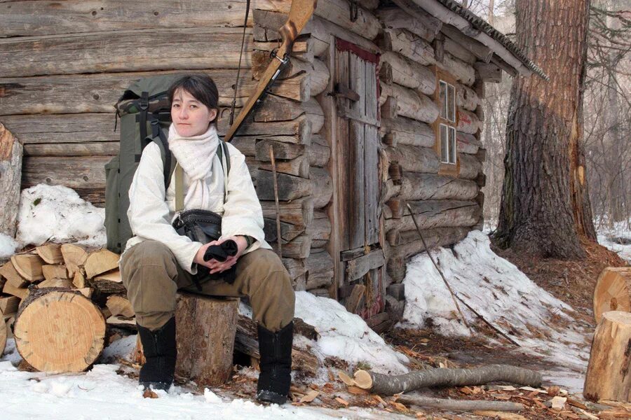 Жизнь таежных охотников. С женщиной в таежной избушке. Люди живущие в тайге. Человек в тайге. Фотосессия в тайге.