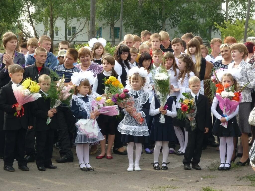 Одноклассники 1 б. Первоклашки на линейке 1 сентября. Ученики 1а класса школа 30. Школа 1 класс. Первоклашки 21.