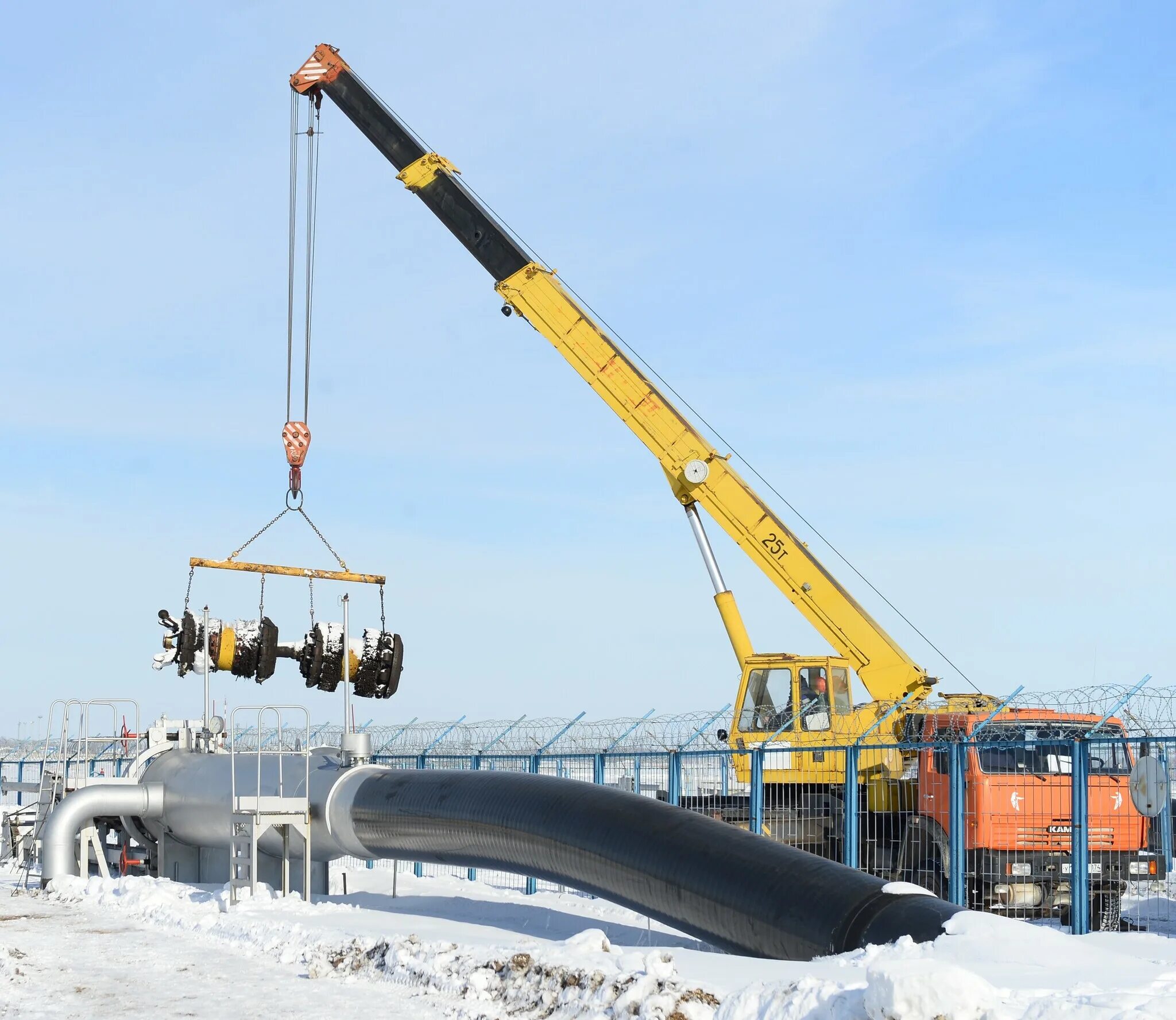 Газопровод стройка. Прокладка газопровода тинао. Газопровод врангель приморский край. Большой камень газопровод. Стройка трубопровода.