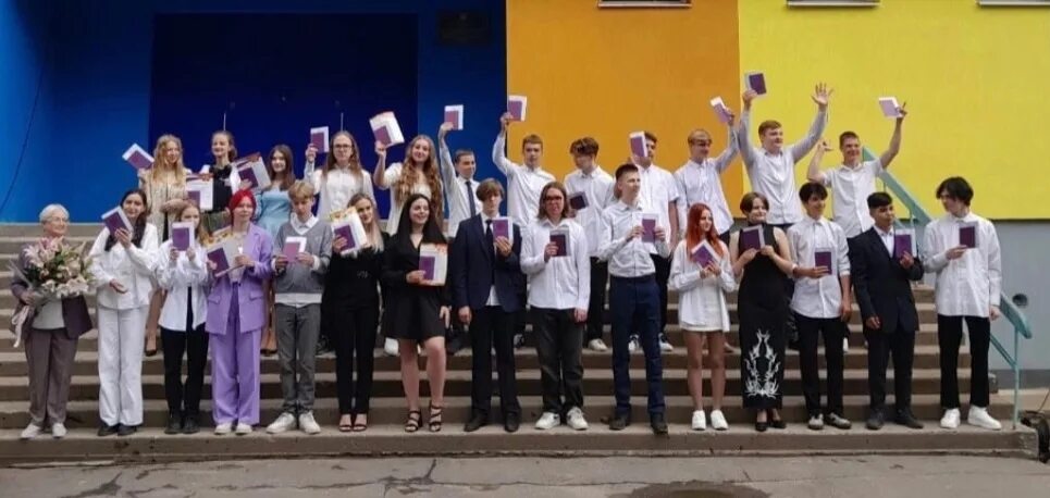 Вручение аттестатов девятиклассникам. Церемония вручения аттестатов. церемония вручения аттестатов в 9. торжественная церемония вручения аттестатов. вручение аттестатов в школе.