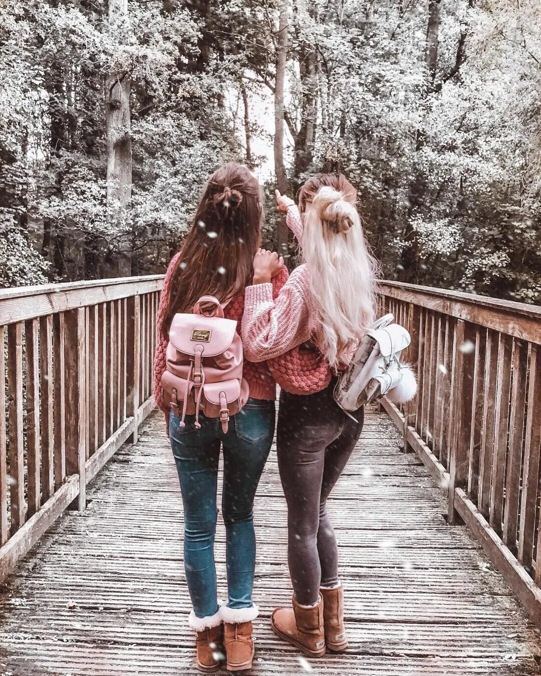 Подруги реальные фото. Одинаковые девушки. Красивые девушки одинаковые. Красивые подруги. Две подружки.