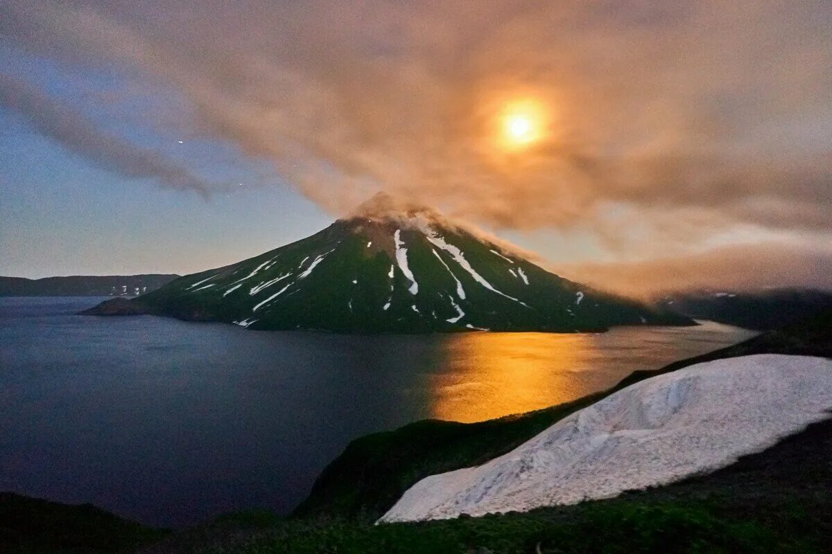 Вулкан креницына. Остров онекотан вулкан креницына. вулкан креницына озеро кольцевое. вулкан креницына. сахалинская область, остров онекотан. вулкан креницына на острове онекотан курилы.