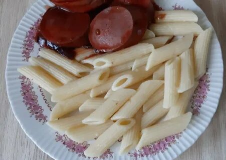 Сосиски с макаронами на сковороде