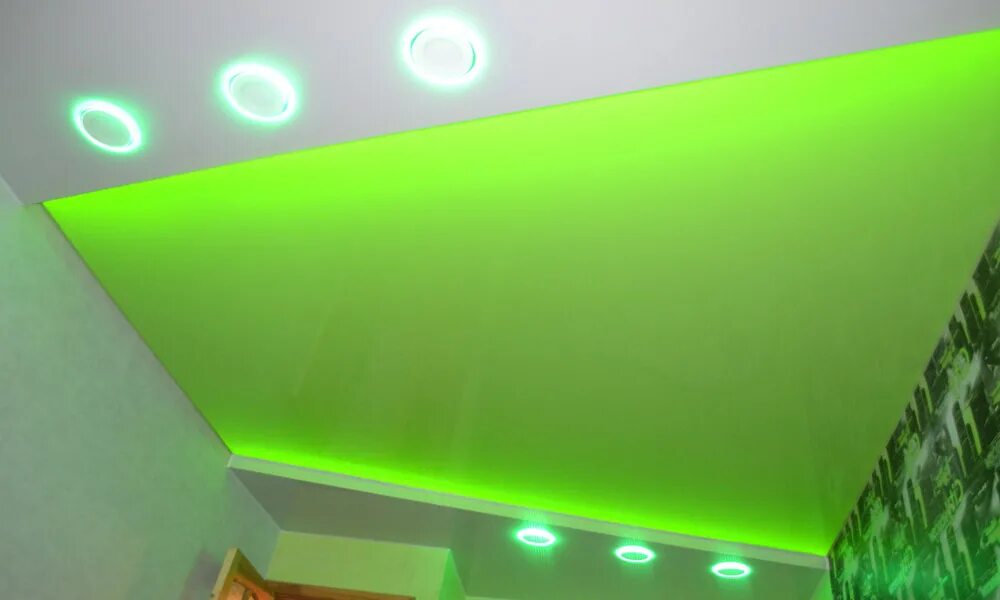 зеленый натяжной потолок. зеленый натяжной потолок. зеленый глянцевый натяжной потолок. салатовый натяжной потолок. салатовые потолки.