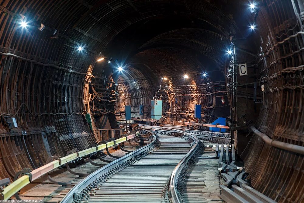 Тоннели мосметро. Тоннель метро. Транспортные тоннели и метрополитены. Метро тоннель подземелье московского метрополитена. Тоннель метрополитена.