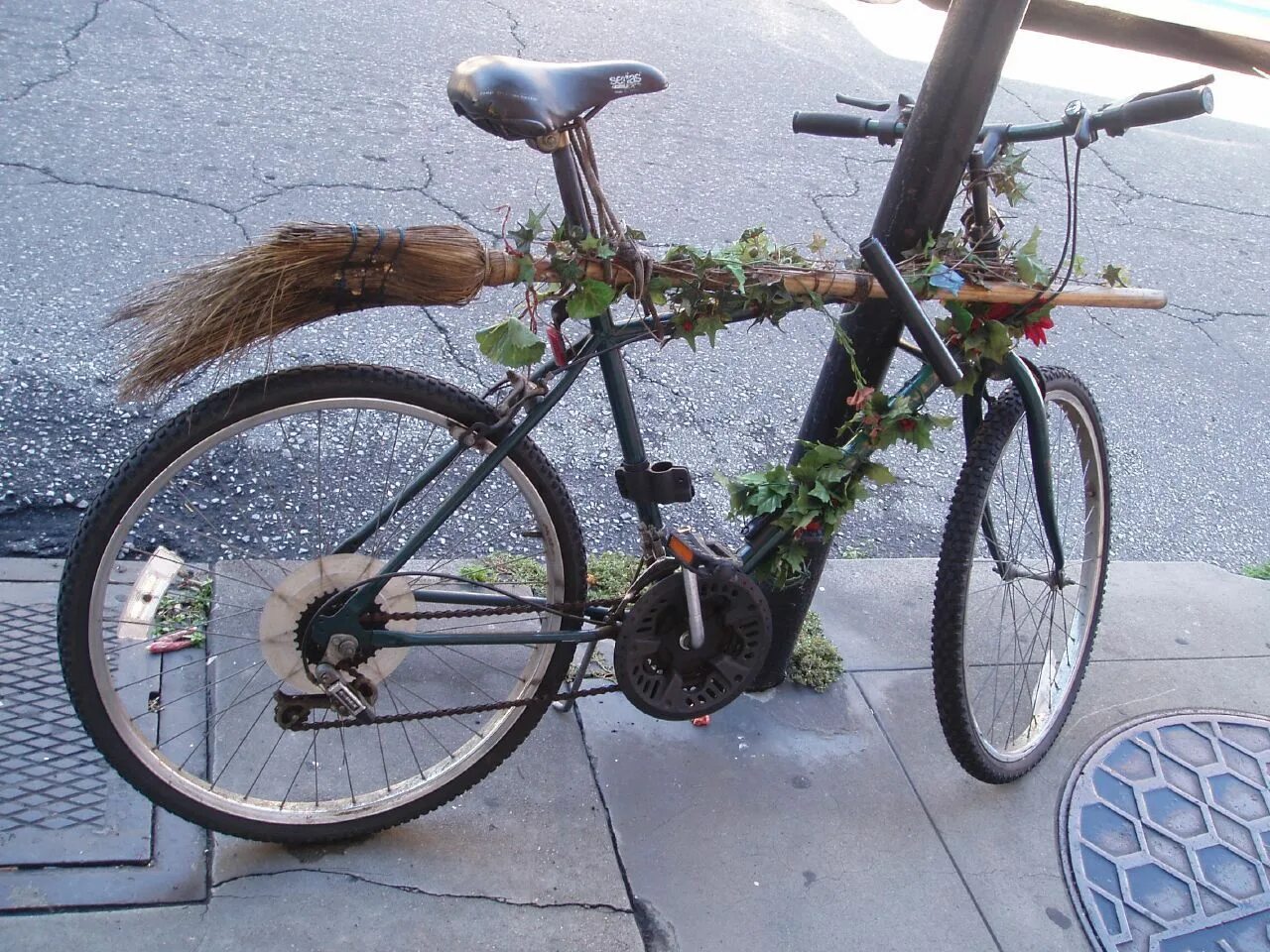 Метла велосипед. Дворник на велосипеде. Велосипед с веником. Велосипед jpg.