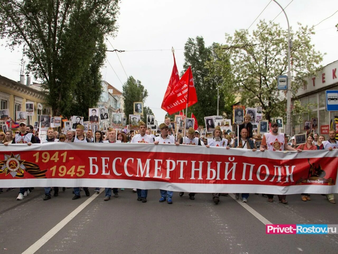 9 мая на дону. Бессмертный полк в Ростове-на-Дону в 2013 году. Шествие Бессмертного полка в Ростове на Дону. День Победы шествие Бессмертного полка. Бессмертный полк картина.