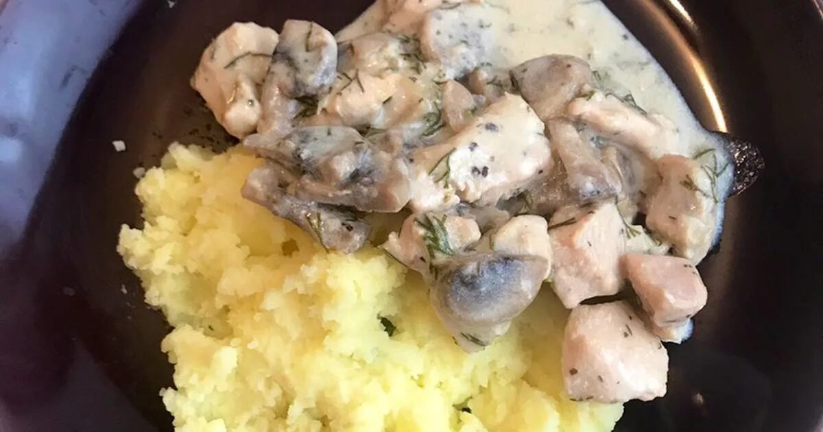 Курица в сливках с шампиньонами на сковороде. Курица с шампиньонами в сливочном соусе. Курица с шампиньонами на сковороде. Курица с грибами в сливочном соусе. Шампиньоны в сливочном соусе.