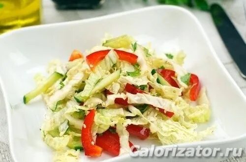 Салаты на зиму из пекинской капусты рецепты. Салат пекинская капуста огурец помидор. салат огурцы помидоры перец болгарский капуста пекинская. салат с пекинской капустой и огурцом. огурцы помидоры пекинская капуста.