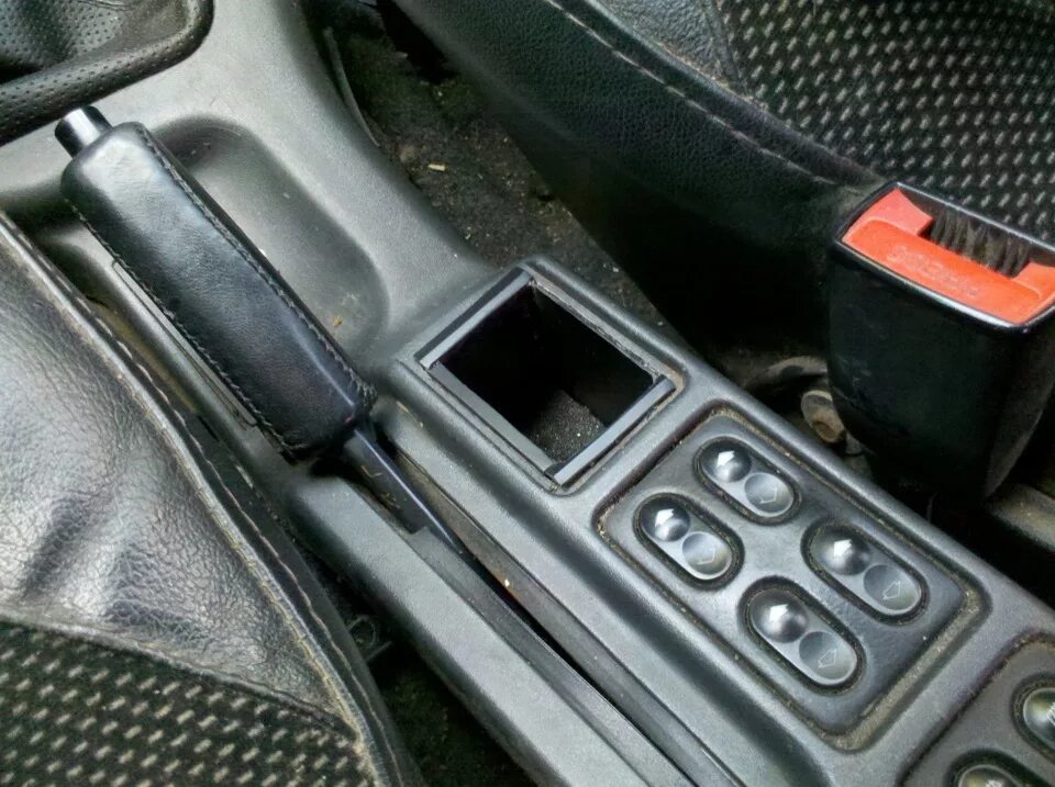 Ручник меган 3. Панель ручника 2105. Панель где ручник. Панель ручника renault logan. Ручник ауди 80.