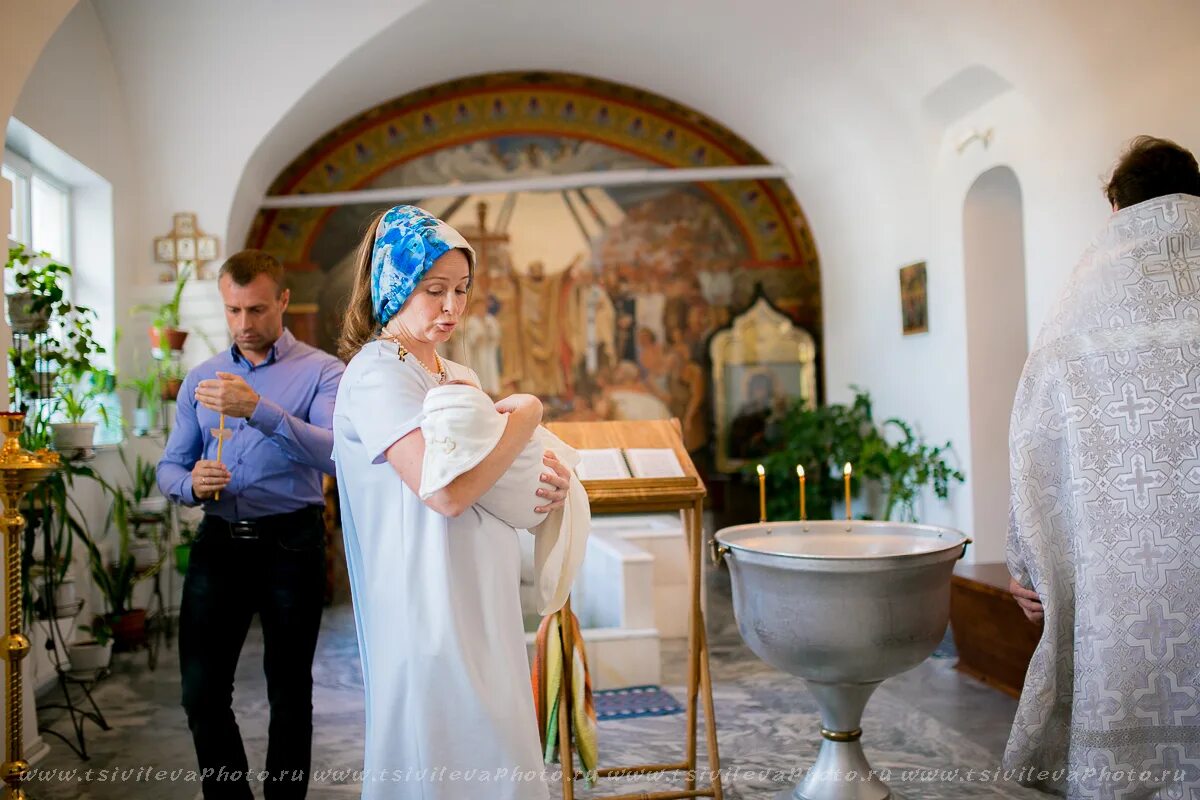 В какой церкви крестили. Храм Казанской иконы Божией матери в Коломенском крещение. Храм Казанской иконы Божией матери в Реутово крестины. Реутов Казанская Церковь крестины. Храм в Коломенском Казанской Божьей матери крещение.