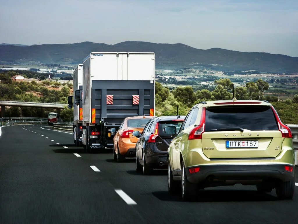 Highway car. Пункт 9.11 ПДД РФ. Автомобиль на дороге. Машина на трассе. Трасса с машинами.