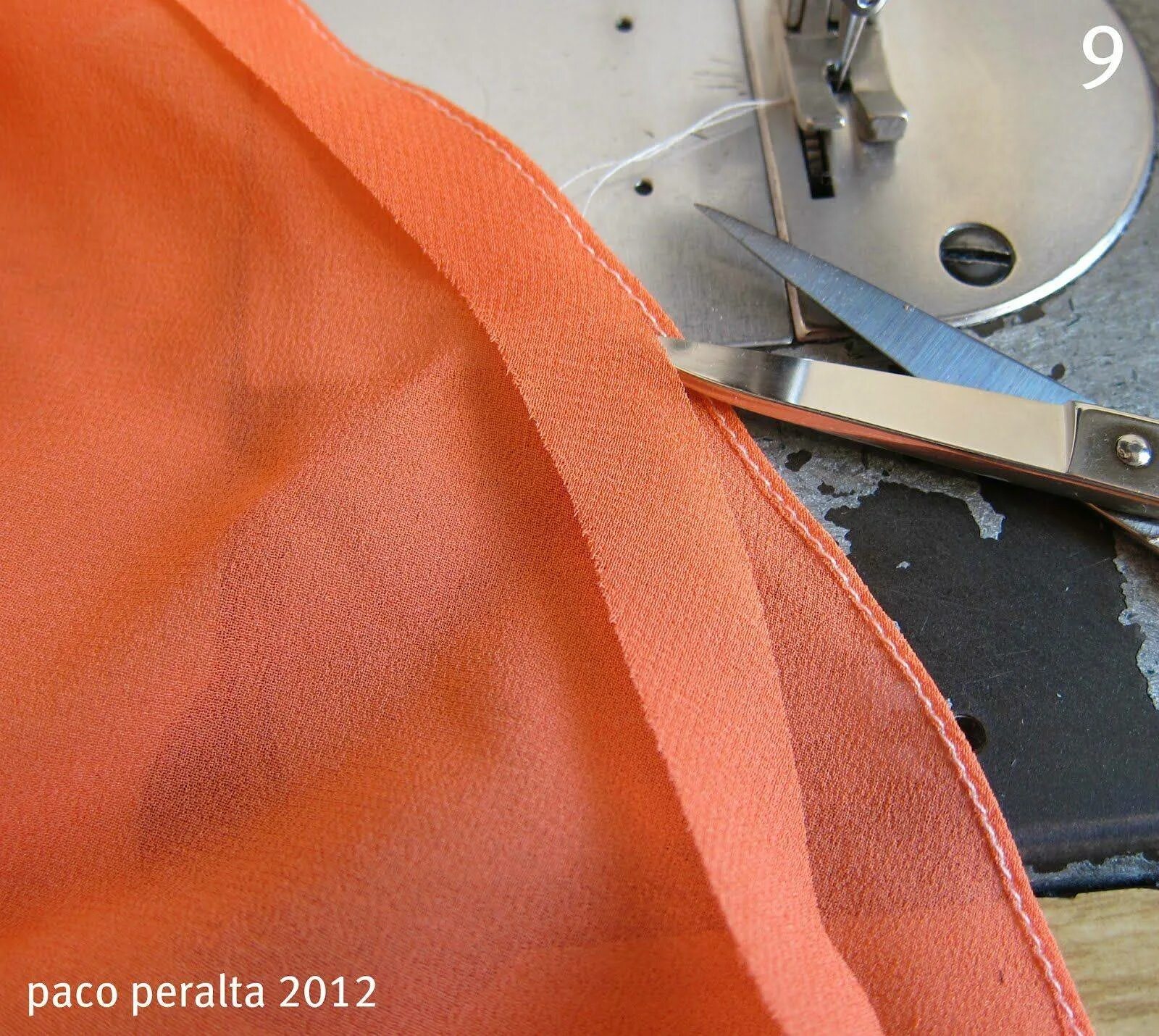 Шов на прозрачной ткани. Московский шов на тонких тканях. Шелк обработать края. Шелк шов. Шелк шов.